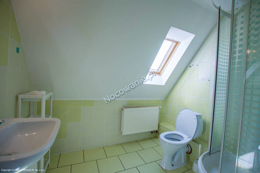 pokó 1, łazienka: umywalka, toaleta, kabina prysznicowa, okno