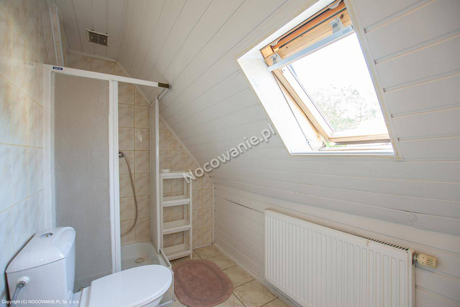 pokój 2, łazienka: toaleta, kabina prysznicowa, okno